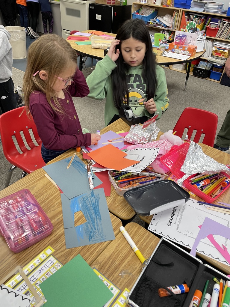 The 5th and Kindergarten buddies were working on the Mayflower project out of aluminum. The First Grade class was busy painting their turkeys. What artistic Cougars we have here at Gold Camp!